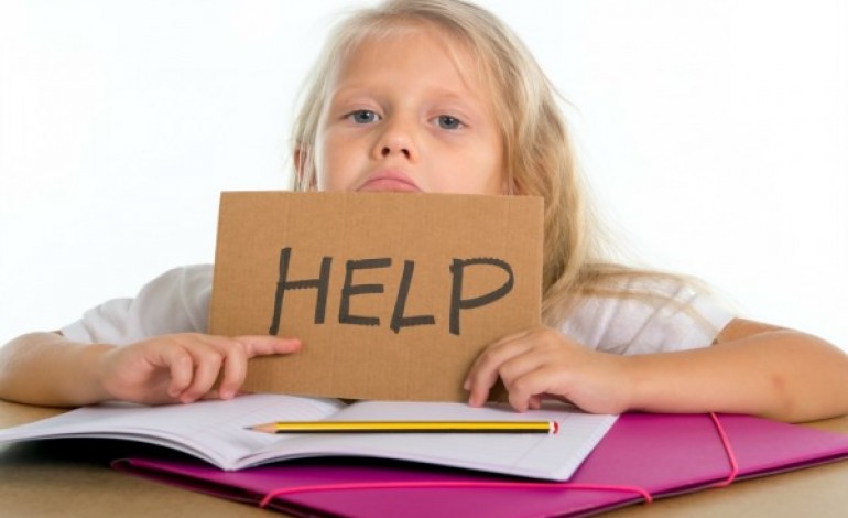 bambina che chiede aiuto per fare compiti 