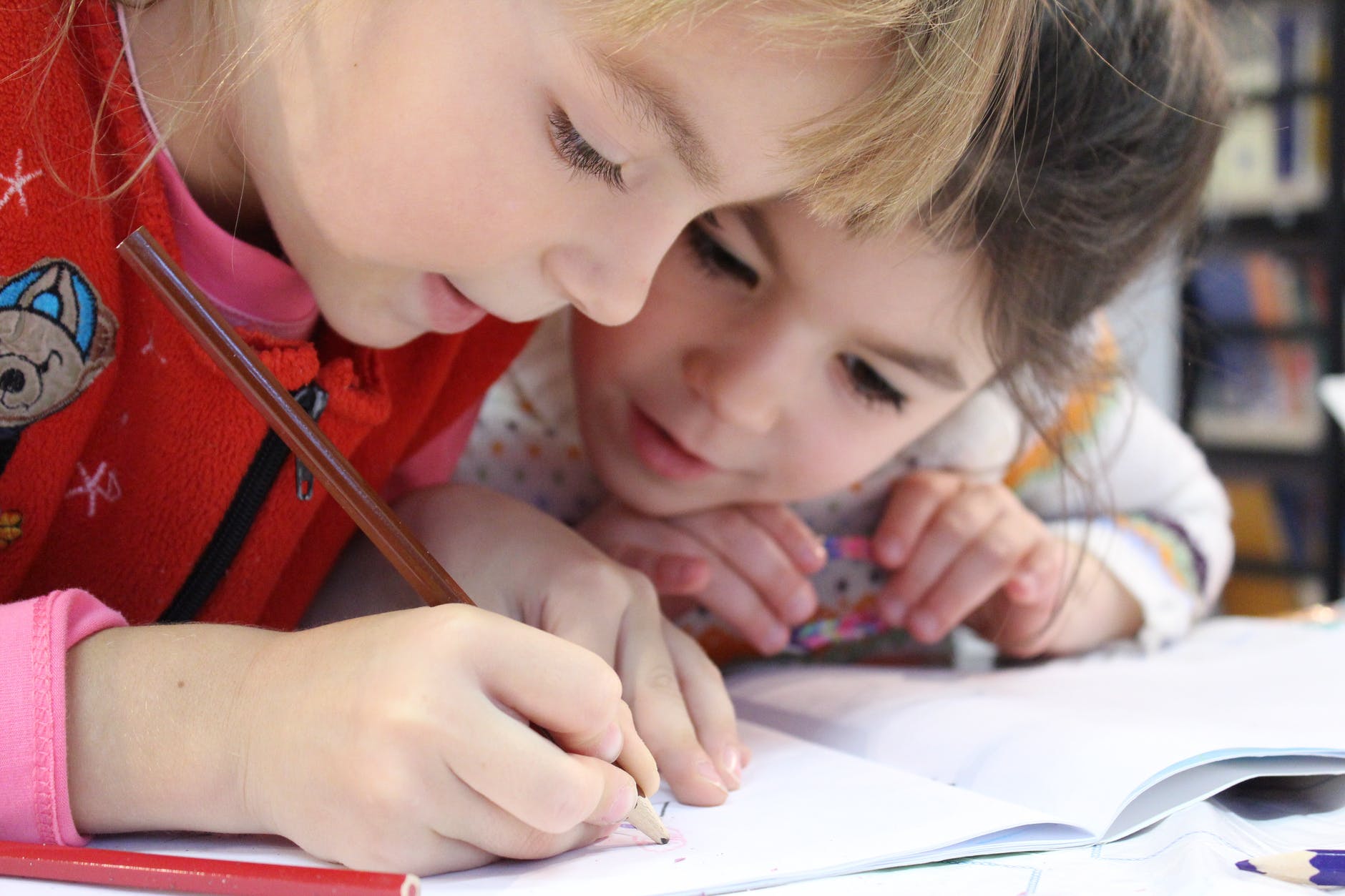 bambine disegnano con matita