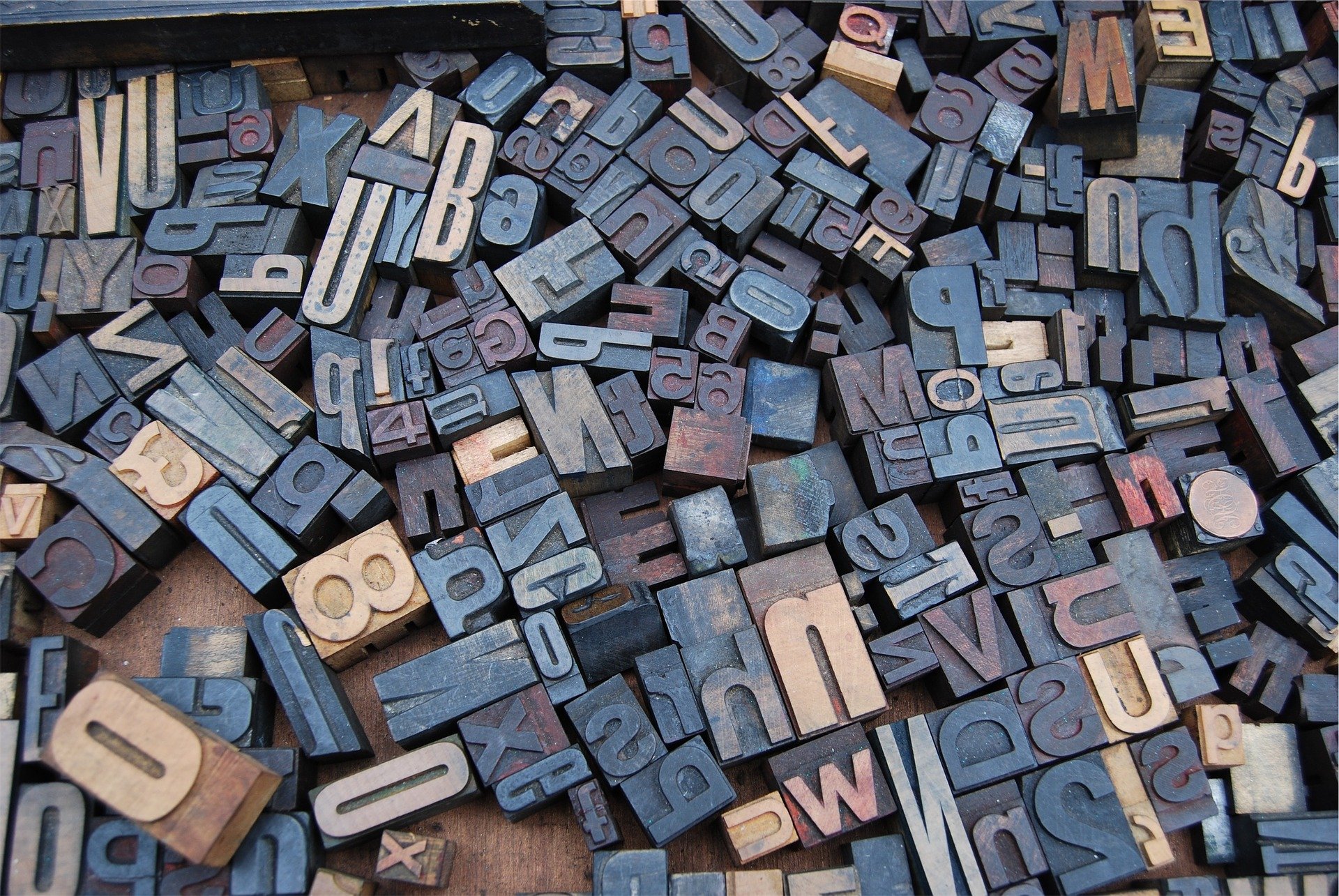 tante lettere in legno di diverse forme