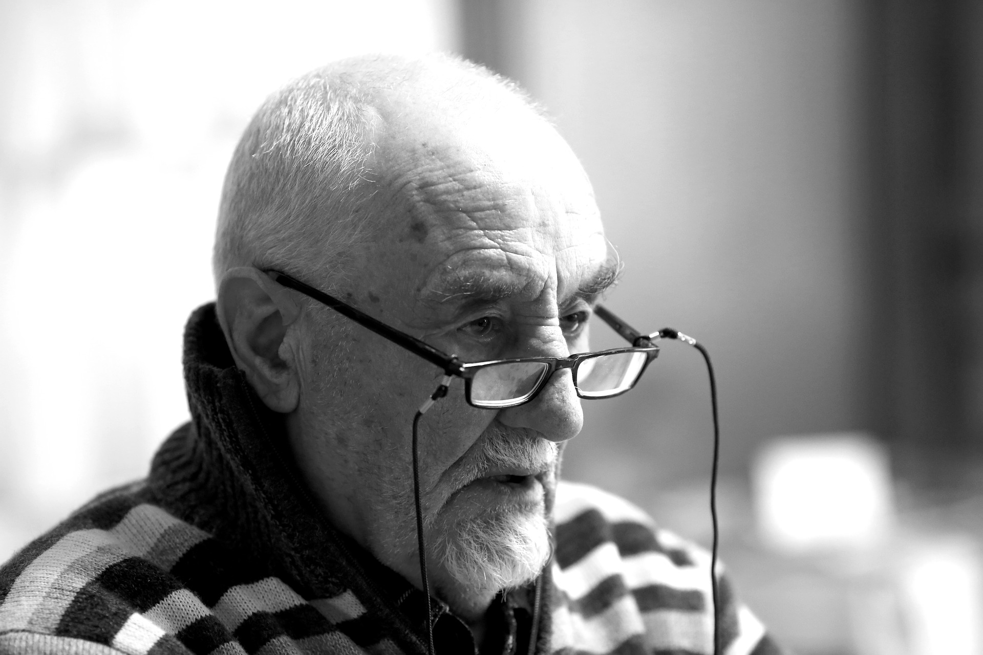 uomo anziano con demenza senile che porta gli occhiali